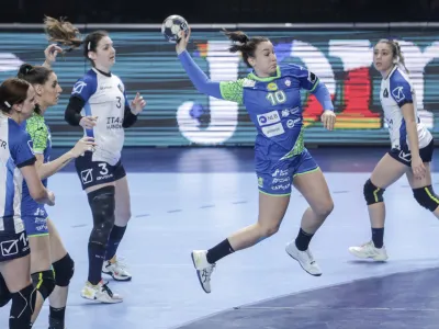 Tja&scaron;a Stanko (z žogo) je k visoki zmagi Slovenije proti Italiji na Kodeljevem prispevala pet golov.