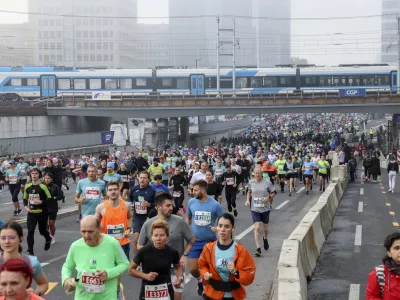 Vsaka izvedba teka&scaron;ke prireditve zahteva zaradi varnosti tekačev neizogibne zapore določenih odsekov cest za določen čas &ndash; tudi ljubljanski maraton. Foto: Jaka Gasar