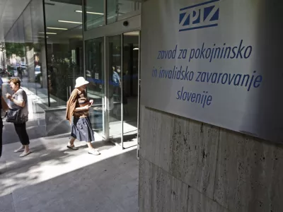 - Ilustrativna fotografija,starej&scaron;i občani, upokojenci, pokojnina, pokojninska reforma- ZPIZ (Zavod za pokojninsko in invalidsko zavarovanje Slovenije)//FOTO: Luka CjuhaOPOMBA: ZA OBJAVO V ČASOPISU DNEVNIK