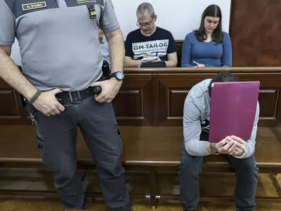 Luka Bohnec, obtožen poskusa uboja Stanislava M., včeraj kar ni mogel verjeti njegovim besedam: &raquo;Spreminja zgodbo in se dela žrtev.&laquo; Foto:&nbsp; Jaka Gasar&nbsp;