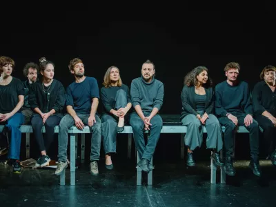 Igralski kolektiv avtorskega projekta Jata v režiji Žige Divjaka sestavljajo Janja Majzelj, Blaž &Scaron;ef, Lara Wolf, Vito Weis, Maru&scaron;a Oblak, Matej Recer, Lina Akif, Primož Bezjak, Damjana Černe in Iztok Drabik Jug. Foto: Ivian Kan Mujezinović