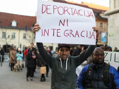 transparent DEPORTACIJA NI INTEGRACIJA- 28.03.2023 &ndash; protest&nbsp; v Ljubljani -&nbsp;protestni shod proti diskriminatornim ukrepom, povezanim z zakonom o tujcih, in težavam, s katerimi se srečujejo prosilci za azil, ki ga pripravljajo nekatere civilnodružbene organizacije, sindikati in prosilci za azil;&nbsp;//FOTO: Bojan Velikonja