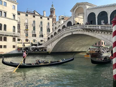FILED - 05 April 2024, Italy, Venice: A gondola with tourists in front of the Rialto Bridge in the center of Venice. Day trippers to Venice will have to pay &middot;10 () to spend a couple of hours in the popular Italian destination when the season starts in mid-April next year, the city authorities announced on Thursday. Photo: Christoph Sator/dpa / Foto: Christoph Sator