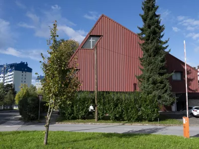 Marsikdo ne ve, da je v rdeči hi&scaron;i na Fužinah cerkev. Cerkev, zgrajena leta 1987, je bila mi&scaron;ljena kot začasna re&scaron;itev, a kot kaže, bo ostala.&nbsp;Foto: Nik Erik Neubauer