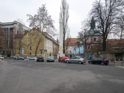 spomenik Napoleonovim Ilirskim provincam- 18.12.2018 - Trg francoske revolucije v Ljubljani - kulturni spomenik državnega pomena v sklopu Plečnikove Zelene avenije //FOTO: Matjaž Ru&scaron;t