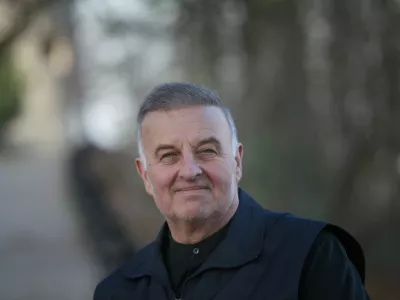 Jernej Jung, legendarni pevec - eden najbolj kontroverznih osebnosti na nekdanji jugoslovansko - slovenski glasbeni sceni je v samozaložbi izdal dvojno promocijsko zgo&scaron;čenko Zaznamovan - album z vsemi posnetki izpred 40 let//FOTO: Luka Cjuha