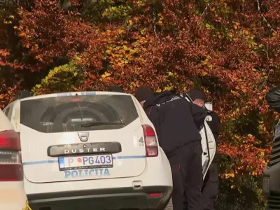 Mo&scaron;ki, ki naj bi se po okolici potikal že več dni, naj bi umoril brata in sestro, ki sta mu celo postregla kosilo. 