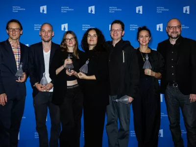 Z vesnami nagrajeni ustvarjalci filma Odre&scaron;itve za začetnike: Marko Mandić, Mitja Ličen, Mila Bezjak, Sonja Prosenc, Primož Hladnik, Katarina Stegnar in Boris Benko. F Katja Goljat, Matjaž Ru&scaron;t