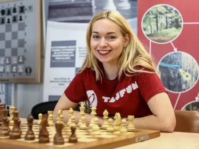 Laura Unuk, prva slovenska &scaron;ahistka z nazivom mednarodnega mojstra- 28.09.2022 &ndash; &Scaron;ahovska zveza Slovenije - novinarska konferenca pred odhodom obeh slovenskih &scaron;ahovskih ekip na evropski klubski pokal, //FOTO: Luka Cjuha