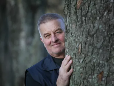 Jernej Jung, legendarni pevec - eden najbolj kontroverznih osebnosti na nekdanji jugoslovansko - slovenski glasbeni sceni je v samozaložbi izdal dvojno promocijsko zgo&scaron;čenko Zaznamovan - album z vsemi posnetki izpred 40 let//FOTO: Luka Cjuha