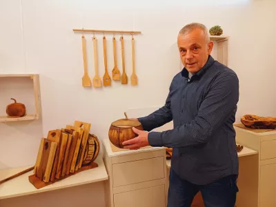 Pri ustvarjanju uporabnih izdelkov Janez Jankovec izhaja iz naravne lepote lesa in pestrosti form, ki jih ta material ponuja.&nbsp;Foto: Tina Jereb