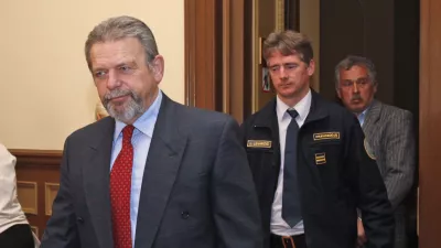 &scaron;estin&scaron;estdesetletni Jožef Kovač, obsojen na 30 let zapora, je za re&scaron;etkami od 22. marca 2000- novo sojenje za umor podjetnikov Du&scaron;ana Mavriča in Milana Tilija ter ugrabitev Du&scaron;ana Gačnika - 66-letnemu Jožefu Kovaču, pet let mlaj&scaron;emu Zvonimirju Vojsku in 45-letnemu Marku Kosu, vpletenim v ene najbolj grozljivih zločinov v Sloveniji zadnjih dvajsetih let - //FOTO: Luka Cjuha