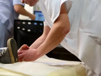 - simbolična fotografija - zdravstvo - zdravni&scaron;ki pregled - otrok - zdravnik - zvin - urgenca - 04.03.2015 - Splo&scaron;na bolni&scaron;nica Jesenice - mobilna voja&scaron;ka bolni&scaron;nica ROLE 2 Slovenske vojske nadome&scaron;ča prostore urgentnega bloka v času gradnje novega urgentnega centra//FOTO: Bojan Velikonja