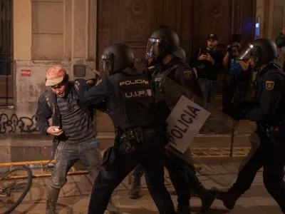 09 November 2024, Spain, Valencia: Police charge against a protester during clashes as demonstartors demand the resignation of of regional head Carlos Maz&oacute;n over handling of recent deadly floods in Valencia. Photo: Elena Fernandez/ZUMA Press Wire/dpa