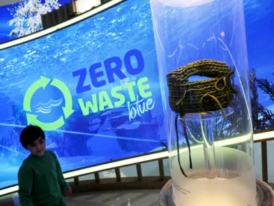 Otrok pred tur&scaron;kim paviljonom v Bakuju&nbsp; / Foto: Reuters