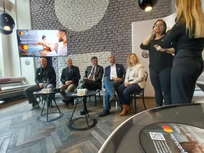 Platformo prispevajkretnjo.si so predstavili (z leve) Luka Gabrov&scaron;ek, Mladen Ver&scaron;ič, Borut Pahor, Matjaž Juhart, Katarina Muha in Valerija &Scaron;kof. Foto: Vesna Levičnik