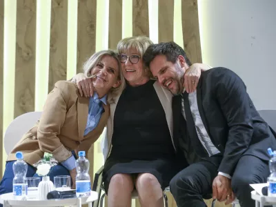  sestra Matejka, mati Magda in Blaž Pav&scaron;ič Roto Inox10.10.2024 - 24. Slovenska GAZELA 2024 &ndash; Sežana - regijski izbor najbolj&scaron;ih najhitreje rastočih podjetij &ndash; razglasitev Primorsko notranjske regije. Primorsko notranjska gazela  FOTO: Luka Cjuha