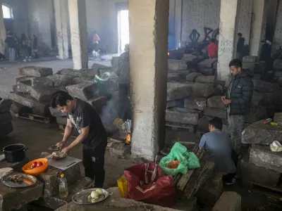 1.11.2024 - Trst - migranti - zapu&scaron;čena pristani&scaron;ka skladi&scaron;ča - pristani&scaron;če - začasna namestitev na migrantski poti - migracijeFOTO: LUKA CJUHA