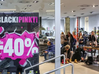 - Nakupovalni center BTC City Park (CityPark) v Ljubljani - - 23.11.2018 - Black Friday / Črni petek v Ljubljani &ndash; ameri&scaron;ki nakupovalni praznik v Sloveniji - predbožična nakupovalna mrzlica - nakupovanje s popusti - potro&scaron;niki &ndash; trgovci - //FOTO: Bojan VelikonjaOPOMBA: ZA OBJAVO IZKLJUČNO ZGOLJ V POVEZAVI Z BLACK FRIDAY