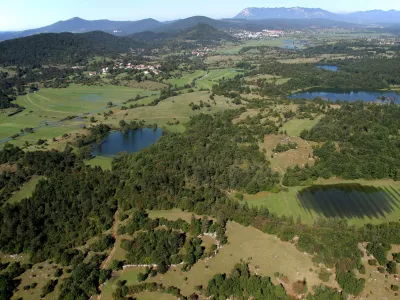 Ko se podzemlje Zelenega krasa napolni z vodo, na 15-kilometrski razdalji od &Scaron;embij pri Ilirski Bistrici do Žej pri Postojni na&scaron;tejemo kar 17 presihajočih jezer. Foto: Stojan Spetič / Foto: Stojan Spetič
