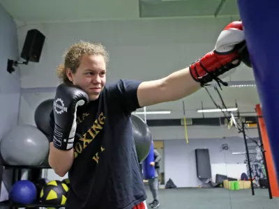 - 20.11.2017 - najbolj&scaron;a slovenska boksarka Ema Kozin si je po naslovu svetovne prvakinje srednje kategorije po verziji WBU priborila &scaron;e naslova po verzijah WBC in WBF. //FOTO: Tomaž Skale