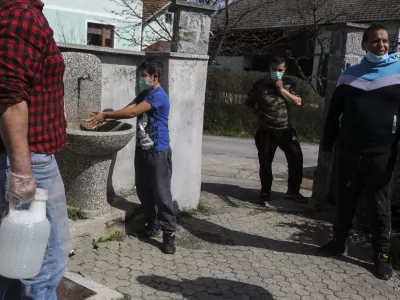 - pokopali&scaron;če Otavice &ndash; romi primorani uporabljati vodo z javnega vodovoda- 30.03.2020 &ndash; nelegalno Romsko naselje Goriča vas v občini Ribnica brez vodovoda - romi, ki živijo brez dostopa do pitne vode, je epidemija Koronavirus COVID-19 hudo prizadela - FOTO:Jaka Gasar