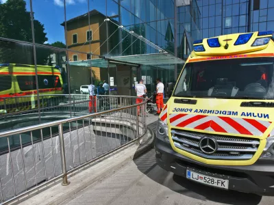 - Univerzitetni klinični center v Ljubljani (UKC) - Klinika za otorinolaringologijo in cervikofacialno kirurgijo (ORL) - re&scaron;ilec - re&scaron;evalno vozilo - - 28.05.2015 - celodnevna stavka in protest zdravnikov - s celodnevno stavko so zdravniki in zobozdravniki zahtevali vi&scaron;je plače in spremembo normativov, vseeno pa so oskrbeli vse nujne primere, otroke in starej&scaron;e od 65 let, nosečnice, porodnice in tudi bolnike z rakom - protest - zdravstvo //FOTO: Tomaž Skale