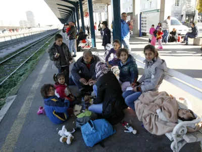 - 20.10.2015 - Železni&scaron;ka postaja Ljubljana - otroci - otrok - družina - Begunci 2015 - migracije po zahodni balkanski poti - migracijska pot beguncev iz Sirije, Afganistana in Iraka čez Balkan proti zahodniEvropi - evropska begunska kriza - migranti //FOTO: Tomaž Skale