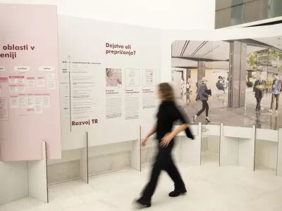 Z umestitvijo državnih aparatov v Ravnikarjevo stolpnico in javnih programov v pritličje stavbe, kot poudarjajo avtorji razstave, bi pomembna kulturna dedi&scaron;čina ostala v javni rabi in sooblikovala javno življenje v mestu. Foto: Nik Erik Neubauer