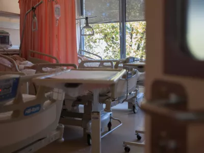 - 23.10.2015 - Nevrolo&scaron;ka klinika - Klinični oddelek za vaskularno nevrologijo in intenzivno nevrolo&scaron;ko terapijo na Zalo&scaron;ki 2 v Ljubljani. - UKC - Klinični center - oskrba - zdravstvo - oddelek - bolni&scaron;ka postelja - soba - pacient - //FOTO: Maja Marko