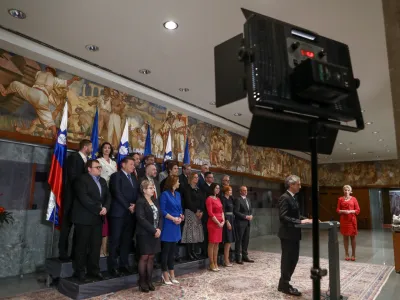 predsednik vlade dr. Robert Golob - nova preoblikovana vlada z 20 ministri - skupinska fotografija - ministri<br><br>- 24.01.2023 - Državni zbor - redna seja DZ s poslanskimi vpra&scaron;anji predsedniku vlade Robertu Golobu in potrjevanje devetih ministrskih kandidatov<br><br> <br><br>//FOTO: Luka Cjuha