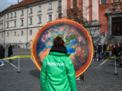 - Globalno segrevanje ozračja- 01.04.2023 &ndash; Pre&scaron;ernov trg - dogodek Zemlja gori ob začetku kampanje Podnebni zločin, na katerem so aktivisti Greenpeace Slovenija zažgali več metrov velik rekvizit Zemlje in s tem opozorili odločevalce, naj podnebno krizo začnejo jemati resno; //FOTO: Bojan Velikonja