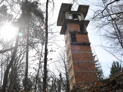 Ker je stolp na &Scaron;i&scaron;enskem hribu po desetletjih neuporabe in nevzdrževanja že v zelo slabem statičnem stanju, ga je občina spomladi 2021 sicer nameravala poru&scaron;iti, a si je pozneje zaradi nasprotovanja javnosti premislila. Foto: Jaka Gasar&nbsp;