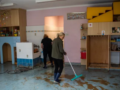 - Vrtec Mi&scaron;kolin enota Sneberje.- Sneberje, odpravljanje posledic poplav. - 04.08.2023. Močno deževje in hude ujme so zajele vso Slovenijo in povzročile hude poplave, plazove in zastoje v prometu. Poplave in ujma 2023.//FOTO: Bojan Velikonja