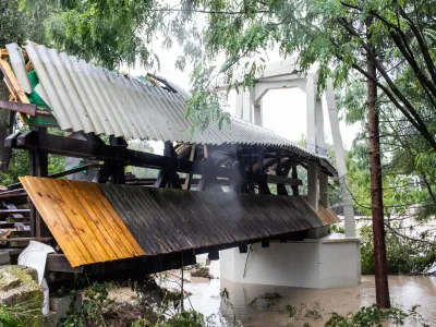 Skoraj 90 stara brv med Vikrčami in Mednim ni zdržala sile vode. Odnesla jo je podivjana Sava.&nbsp;