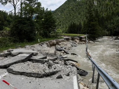 - uničena cesta med Solčavo in Lučami.Solčava - Savinjska dolina- Logarska dolina - odpravljanje posledic poplav &ndash; sanacija &scaron;kode -  - 08.08.2023 &ndash; najhuj&scaron;a naravna ujma v zgodovini Slovenije - prizadeti dve tretjini države - ujma - poplave &ndash; zemeljski plazovi &ndash; //FOTO: Bojan Velikonja