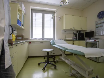 Poleg ambulant za neopredeljene paciente, ki so se začele odpirati januarja, so se letos v javnem zdravstvu pojavljale &scaron;e druge oblike nadomestne oskrbe. Fotografija je simbolična.&nbsp;