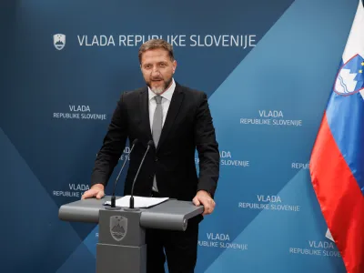 Minister Klemen Bo&scaron;tjančič je v torek napovedal začasno obdavčitev bank, dodal pa je, da &raquo;banke ne morejo biti edine, ki bodo nosile svoj delež pri tej obnovi&laquo;.