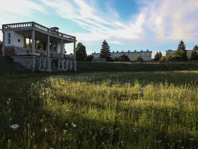 Družba Bežigrajski &scaron;portni park si strate&scaron;ko pu&scaron;ča odprte vse možnosti. Čeprav naj bi bila stadion pripravljena prodati državi, je vseeno vložila tožbo na upravno sodi&scaron;če zaradi zavrnjene pro&scaron;nje za izdajo gradbenega dovoljenja za projekt Bežigrajski &scaron;portni park.