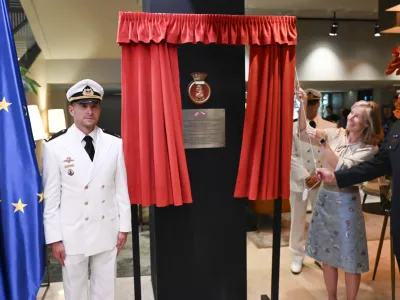 V sodelovanju med britanskim veleposlani&scaron;tvom, Dru&scaron;tvom Nelson in hotelom Slon so v hotelski avli v četrtek odkrili spominsko plo&scaron;čo, posvečeno admiralu lordu Horatiu Nelsonu.