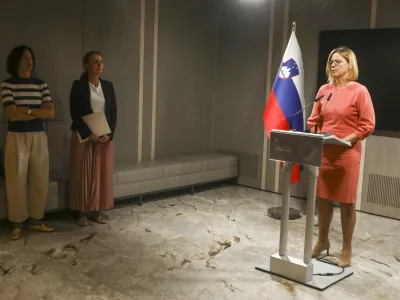 Ministrica za javno upravo Sanja Ajanović Hovnik je v začetku julija potrdila sprejem dogovora v vladi, ki pa &scaron;e zdaj ni podpisan.&nbsp;