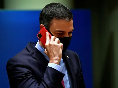 &Scaron;panski premier Sanchez govori po mobilnem telefonu, ki so mu očitno prislu&scaron;kovali.