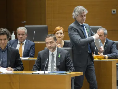 Poplave in ujme klestijo tudi po proračunih za prihodnji dve leti. Z leve: Luka Mesec, Klemen Bo&scaron;tjančič in Robert Golob. Foto: STA